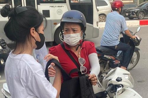 Ngày đầu thi vào 10 Hà Nội: Có phụ huynh ngất xỉu, nhiều em đến trường thi sát giờ đóng cổng