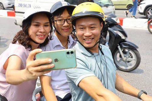 Thí sinh thở phào sau khi hoàn thành môn đầu tiên thi vào lớp 10 Hà Nội
