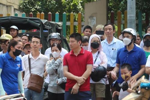 Thi vào 10 Hà Nội: Cả nhà huy động phương tiện đưa con đi thi để đề phòng… hỏng xe