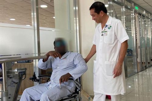 Bệnh nhân nước ngoài đi lại được sau nhiều năm bị liệt 2 chân do tai nạn giao thông