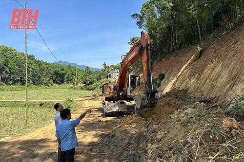 Hiến đất làm đường xây dựng nông thôn mới ở Ngọc Lặc
