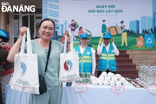Tiếp nhận hàng tấn rác tài nguyên qua ngày hội thu gom tái chế