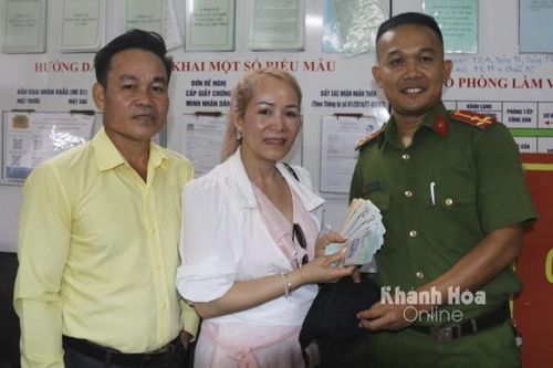 Trao trả lại tài sản trị giá gần 200 triệu đồng bị đánh rơi cho nữ Việt kiều Mỹ