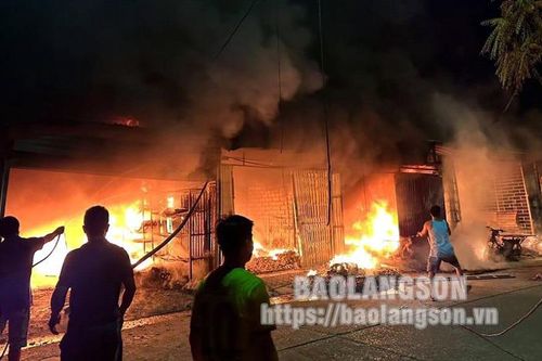 Tân Thanh: Hỏa hoạn gây cháy 3 ngôi nhà liền kề