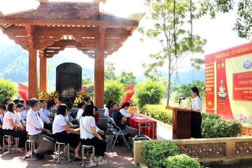 Liên chi bộ trực thuộc Đảng bộ Sở Nội vụ sinh hoạt chuyên đề tại di tích lịch sử Đình Háng Pài