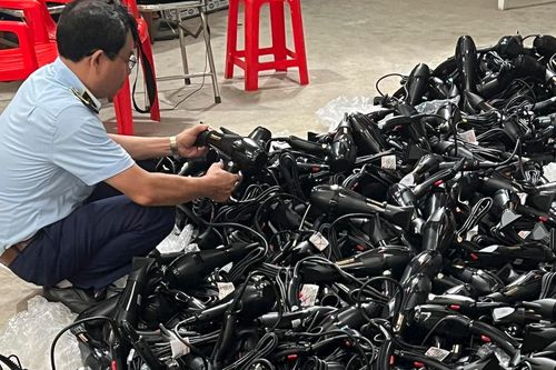 Quản lý thị trường Hà Nội: Tạm giữ 400 máy sấy tóc nghi giả nhãn hiệu Panasonic