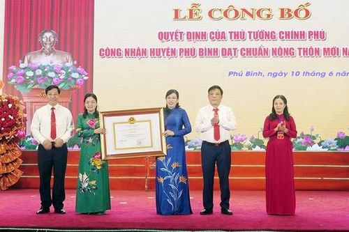 Thái Nguyên: Công bố quyết định công nhận huyện Phú Bình đạt chuẩn nông thôn mới