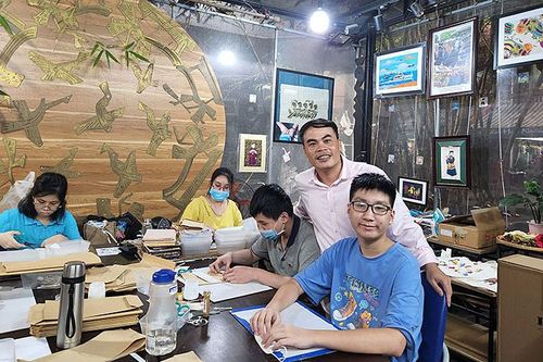 Người 'thêu' thêm giá trị cho những mảnh vải vụn