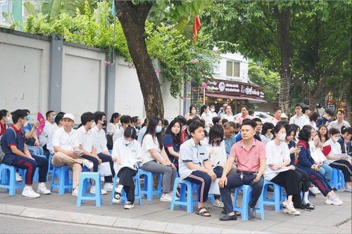 Hà Nội: Phụ huynh nín thở lo con trượt công lập trong ngày đầu kỳ thi vào lớp 10 THPT