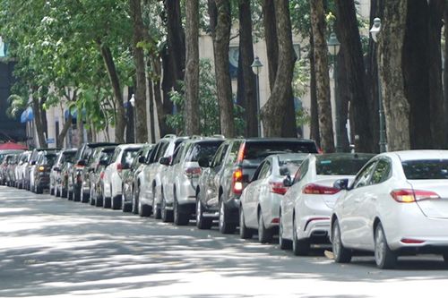 Quy định đỗ xe cách vỉa hè bao nhiêu?