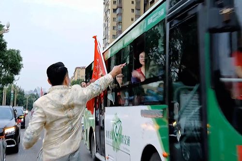 Chú rể hào phóng phát bao lì xì cổ vũ thí sinh thi đại học