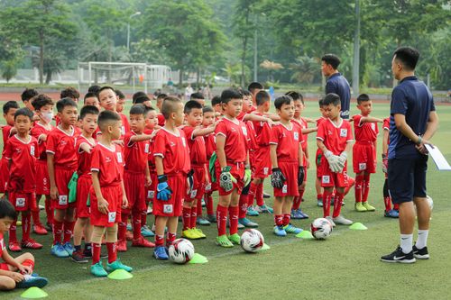 64 cầu thủ được chọn vào các đội tuyển bóng đá trẻ Hà Nội