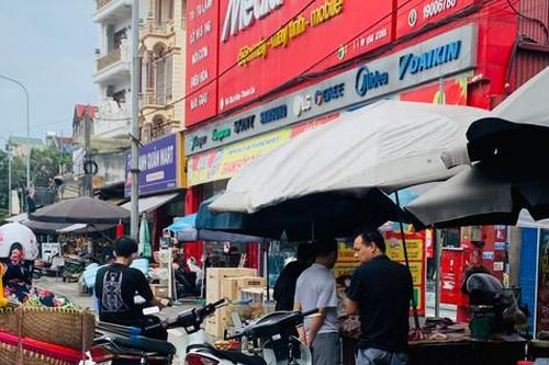 Vỉa hè quốc lộ 21B bị chiếm dụng làm nơi bán hàng