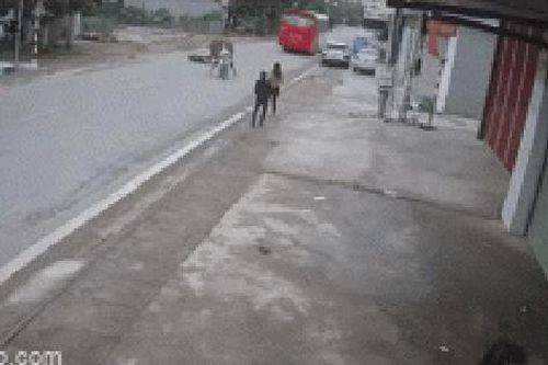 Ngã văng xuống đường, người đàn ông chở vải ôm đầu nhìn hiện trường