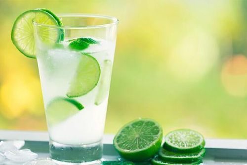Trời nắng nóng có nên uống nước chanh thay nước lọc?