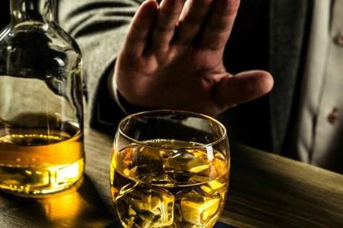 Vì sao một số người gặp các phản ứng nghiêm trọng khi uống rượu?