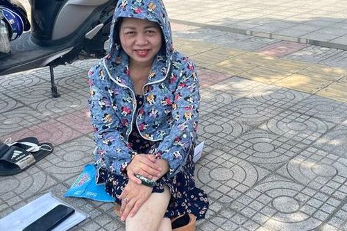 Phụ huynh ứa nước mắt vì áp lực thay con trong ngày đầu thi vào lớp 10 ở Hà Nội