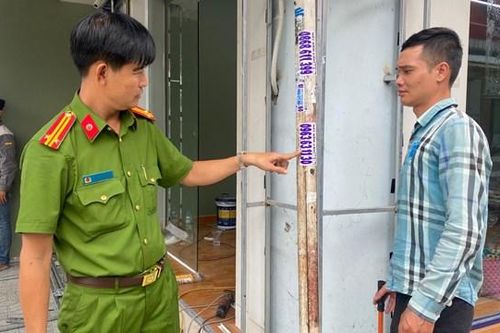 Công an buộc nhiều đối tượng tự tay bóc gỡ, xóa hết các quảng cáo 'bẩn'