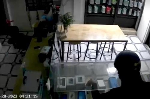 Bắt giữ hai thanh niên trộm 6 chiếc điện thoại di động