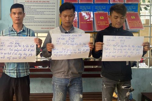 Công an TP.HCM xử lý nhóm người dán hàng nghìn quảng cáo hút bể phốt