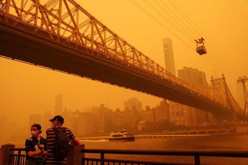Vì sao bầu trời New York rực cam như Hỏa tinh