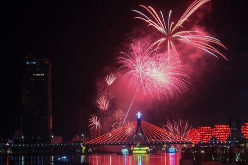 Màn pháo hoa lãng mạn của Canada và Pháp ở Đà Nẵng