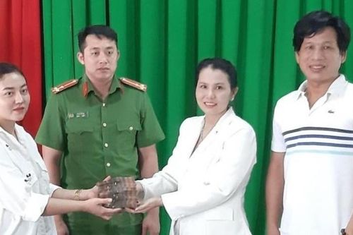 Cặp vợ chồng nhặt được 200 triệu đồng tìm người trả lại