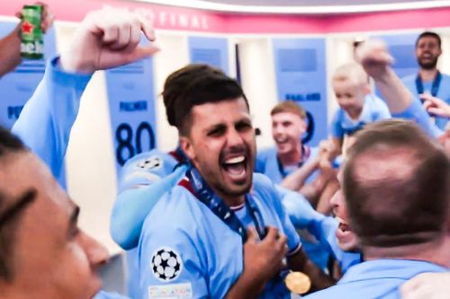 Dàn sao Man City hô tên Rodri khi ăn mừng