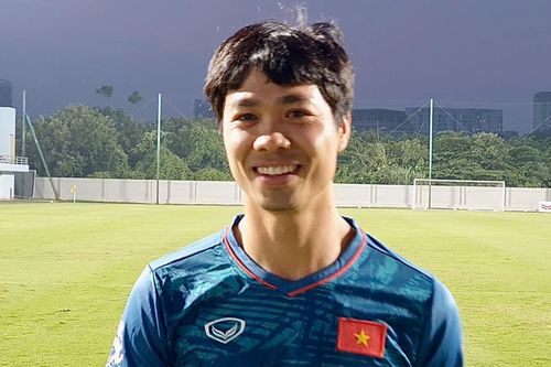Công Phượng tươi cười khi tập với đội hình phụ tuyển Việt Nam