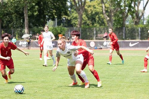Đội tuyển nữ Việt Nam thắng CLB Eintracht Frankfurt 2-1