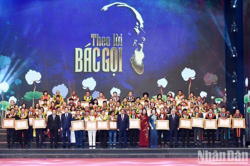 Thủ tướng Phạm Minh Chính dự Hội nghị biểu dương, tôn vinh điển hình tiên tiến toàn quốc