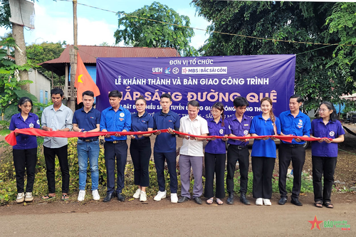 Thực hiện công trình 'Thắp sáng vùng biên' tại huyện biên giới Lộc Ninh, Bình Phước