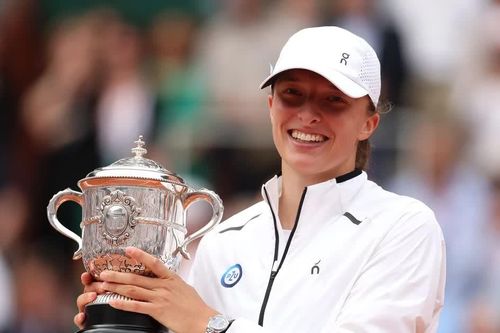 Roland Garros: Iga Swiatek vô địch Grand Slam lần thứ 4, dù lần đầu tiên để thua 1 ván đấu ở chung kết