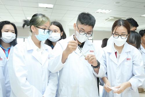 Học sinh, sinh viên được trải nghiệm một ngày làm Dược sĩ tại HIU