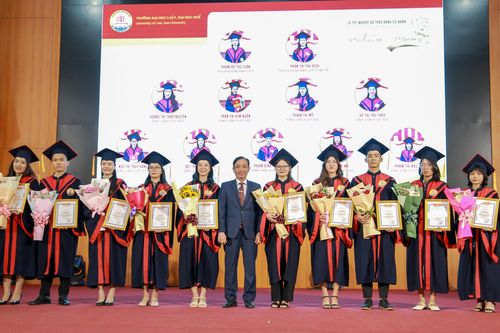 Trao bằng tốt nghiệp cho hơn 500 sinh viên Trường ĐH Luật Huế