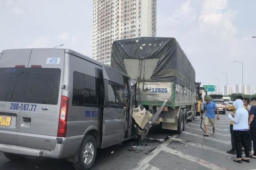 Hà Nội: Giải cứu nạn nhân mắc kẹt trong cabin xe khách sau vụ va chạm giao thông