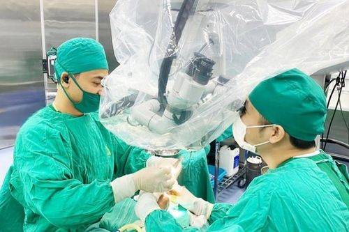 Xuyên đêm cứu người đàn ông bị máy cưa đứt lìa cổ chân