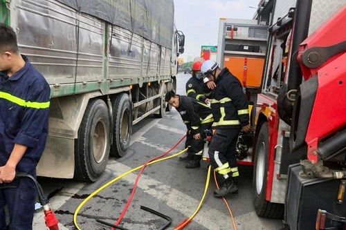 10 người mắc kẹt trong xe khách bị tai nạn trên đường vành đai 3 Hà Nội