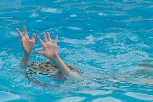 Bắt ốc, tắm sông, hai anh em ruột đuối nước