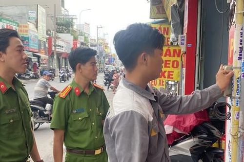 5 người làm nghề hút bể phốt dán hàng nghìn tờ quảng cáo nơi công cộng