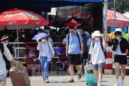 Phà Gót ra đảo Cát Bà tái diễn cảnh ùn tắc ngày cuối tuần