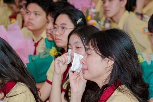 Nữ sinh viết thư tri ân mẹ đã khuất khiến cả trường xúc động
