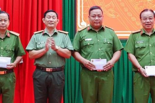 Thưởng nóng hơn 100 triệu đồng cho lực lượng công an tại Vĩnh Long