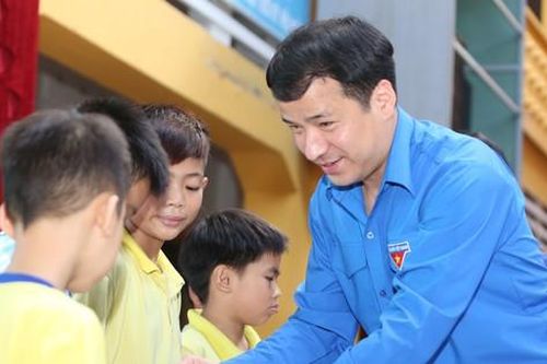 Bí thư Trung ương Đoàn Ngô Văn Cương thăm, tặng quà thiếu nhi các mái ấm ở TPHCM