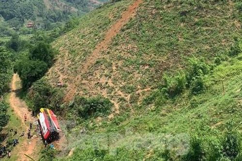 Hơn 30 người thoát nạn sau khi xe khách lao xuống vực ở Phú Thọ