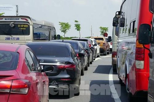 Quá tải tại bến phà, du khách có thể phải ngủ lại trên đảo Cát Bà
