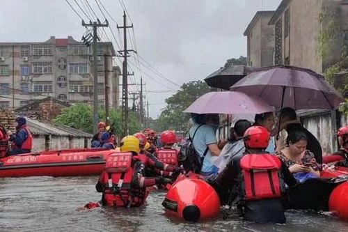 Mưa lớn trên diện rộng ở Trung Quốc, ba người thiệt mạng vì sập cần cẩu