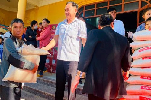 'Tỷ phú' nông dân đam mê làm từ thiện