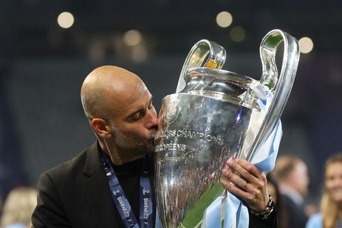 HLV Pep Guardiola và học trò ngất ngây với chiếc cúp vô địch C1