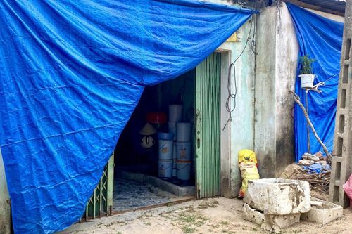 Những ngôi nhà phủ kín bạt nằm sát quốc lộ 19 đang thi công